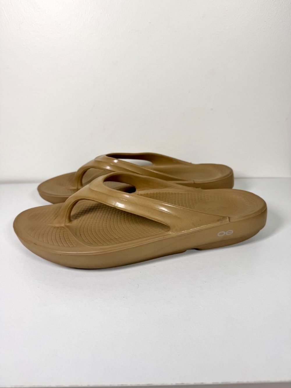 Oofos OOlala Toe Post Comfort Thong Sandal - Tan | Size Women's 11